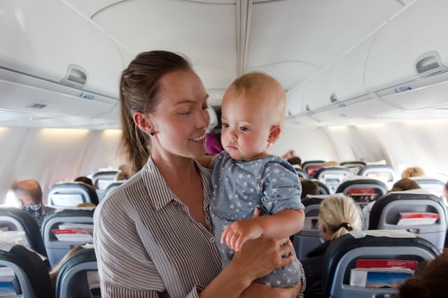 飛行機に乗る赤ちゃん