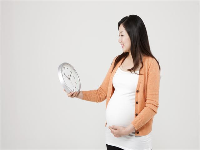 時計を持つ妊婦