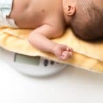 新生児の体重は一日にどれくらい増える?体重増加の目安を教えて!