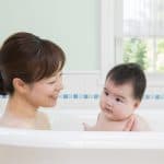 赤ちゃんのお風呂、大人と同じ入浴剤はいつから使える？