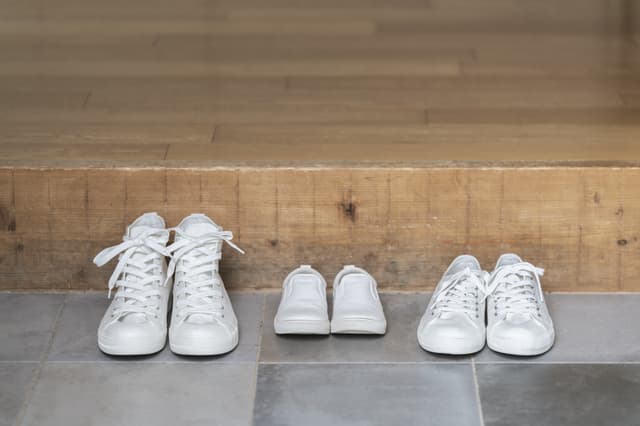 家族の白い靴