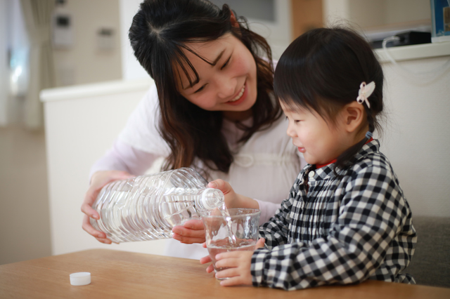 水を飲む