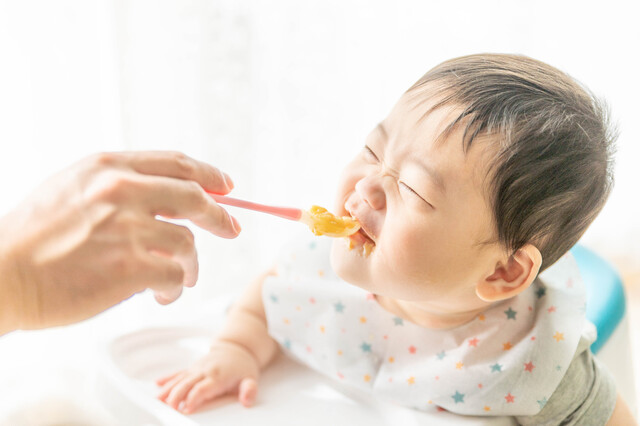 ご飯を食べる赤ちゃん